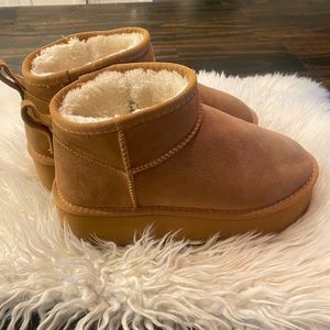 Platform boots faux fur lined. size 8.5